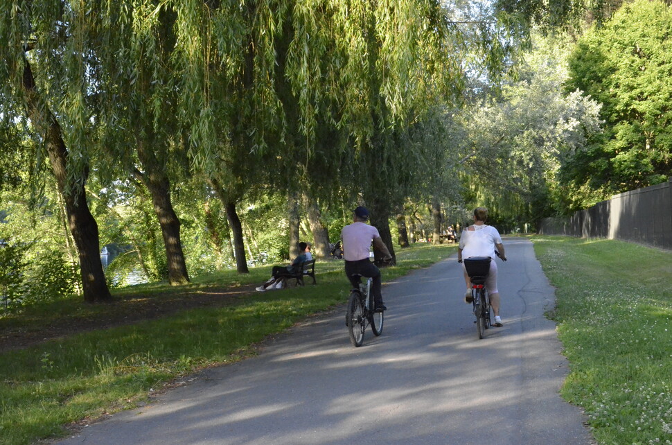 Cyclistes_BordsOise.JPG